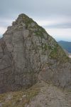 Le Pas de la Borière (2316m), le passage clef de la course. La photo ne restitue pas l'ambiance, c'est le vide à gauche comme à droite. Il y a une chaîne ou plutôt il y avait. Elle a été sabotée (sciée) vers juillet 2009. Ce câble n'est pas utile techniquement mais psychologiquement si. Je m'en suis servi car le vide me fait de l'effet. Je me demande si je passerais maintenant sans lui. Téléphoner à la gendarmerie de Châteaud'Oex pour le dernier état des lieux. Prévoir une corde de 20m