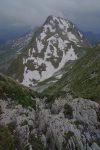 Au col (sous le N de Vanil Noir) sans nom ni cotation, le chemin descend fort puis sera à flanc de coteau. Ce chemin est en mauvais état.