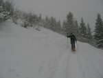 La neige devient bien plus épaisse et poudreuse en surface sur fond dur.