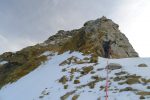 Alain tente l'escalade par l'arête, mais rocher non sain, donc on va longer le bas, entre rocher et neige