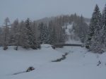 Puis on longe brièvement la piste de ski de fond sur la gauche, pour passer sous ce pont qui enjambent Le Merdenson