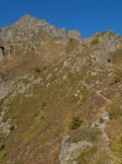 Le sentier remonte ce flanc de montagne. Le sommet n'est pas au fond !