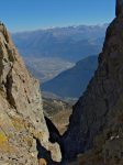 A travers un couloir, vue sur la vallée du Rhône