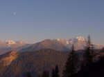 Le soleil de couche doucement et la lune est déjà présente, belles couleurs