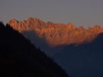 Coucher de soleil sur les Dents de Morcles. Il reste à retrouver la voiture en longeant la route puis sentier sous Le Temelet