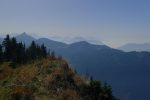 Haute Pointe au-dessus des sapins, La Tournette au centre haut, Le Môle à droite