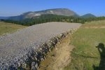 La photo ne le montre pas bien, mais il y a un talus à descendre. Pas d'échappatoire en vue !