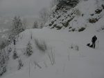 La route que nous allons longer pour peu de temps. Vue arrière sur le chemin de la montée.