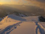 On ne reste pas longtemps au sommet, vu l'heure et on descend avec le coucher du soleil. Grosse poudre comme on aime, on enfonçait jusqu'aux genoux. Par contre la pente n'est pas assez fort vers Bovonne, on avance lentement