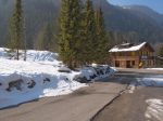 Le parking habituel pour les voitures, on monte sur la gauche pour partir vers la route de Javerne. Au fond le restaurant des Chamoix