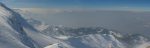 Vue panoramique sur la plaine du Rhône, au centre les Cornettes de Bises dépassent tout juste du stratus.