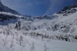 La montée qui nous attend. On passe par le centre, puis à droite. Lors de ma visite précédente, on remontait le couloir à droite