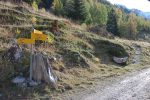 Ce panneau est pour nous, c'est à gauche et nous quittons le plat pour une bonne montée en lacets et dans la forêt. Direction Le Fou.