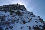 La suite du programme, mais la neige dans ce chemin qui devient raide complique la vie. J'hésite à continuer... mais après tout on va au Fou ... Mais la neige recouvre les cailloux et c'est glissant dans ce passage, je coupe court en m'aidant des mains à travers les rhododendrons. Bonnes accroches pour les pieds et les mains. J'espère seulement que je n'aurai pas à redescendre par ici !