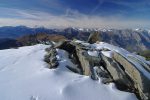 La neige est bien épaisse ici et la progression dans une succession de rochers enchevêtrés est parfois délicate. Progression pianissimo