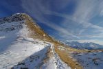 Vue arrière du Col des Mines. Il y a des panneaux d'informations sur les paravalanches.