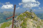 La croix rouillée et les installations radios des secours en montagne