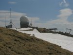 L'arrivée du téléphérique pour les techniciens, le dôme du radar secondaire et l'arrivée du télésiège