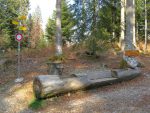 La fontaine à Zouzou du Pt1121, on quitte la route pour la droite vers Vieux Château