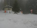 Couvaloup de St-Cergue, 1205m, on continue tout droit, encore sur la route mais enneigée. Je mets donc les raquettes ici.