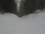 Et on retrouve la route un petit peu plus haut. On bifurque à gauche.
