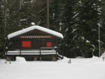 Sur notre gauche, un petit chalet non coté