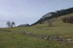 Départ depuis la ferme Les Praz 1264m sous les Aiguilles de Baulmes, route en direction du Col de l'Aiguillon