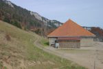 La ferme de Les Naz, 1210m, on reprend le sentier sur la gauche de la ferme