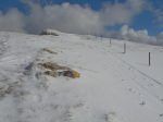 On suit la crête, le vent a fait son oeuvre d'enlever la neige.