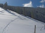 On remet les peaux pour monter cette combe, avec en vue sur notre droite les Petites Roches (en haut de la photo)