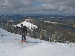 Christian me rejoint avec le Mont de la Maya en arrière plan