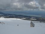 On descend avec une vue sur le lac de Neuchâtel