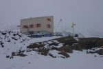 Enfin à la cabane des Audannes (2508m). A droite du poteau indicateur, il y a un bonhomme de neige, réalisé par les Marseillais et nommé Michael Jackson. La tête est tombée ...