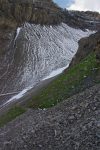 Au panneau, on part à droite pour le chemin de la conduite. Dans ce pierrier en pente, il y a le passage que j'ai trouvé le plus délicat de la course. Une coulée a traversé le chemin et l'a donc détruit sur environ 3m. J'ai hésité quelques instants car il n'y avait pas grand chose pour poser son pied.