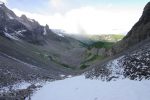 On est monté par le fond du vallon avec ses restes d'éboulis et on va suivre la falaise à droite.