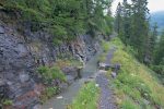 A la sortie du tunnel, on croise le bisse de Sion, mais je continue par le tunnel. Il est possible de suivre ce bisse, puis un chemin aérien.