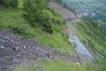 On rejoint la sortie du tunnel, le chemin se perd ici et on passe sur le toit, pour en sortir entre le mur et le précipice