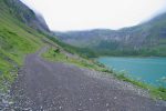 A la bifurcation, j'ai pris l'option de la route de 4x4, mais le chemin pédèstre du bas longe le bisse de Sion et est donc plus intéressant.