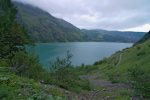 Vue arrière sur le lac, le chemin pédèstre et le bisse de Sion