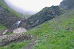 Le chemin vient tooucher cette falaise pour la remonter sur la droite et déboucher au col en haut à droite.