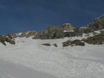 Sur la droite c'est le chemin d'été avalancheux en hiver.