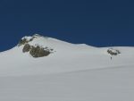 Il nous reste à traverser le glacier dans une belle neige et un vent qui m'oblige à me couvrir sous le sommet