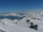 Vue en direction du coté Bernois avec un skieur rencontré au sommet qui y redescend