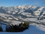 Je rejoins les traces de la voie normale du Vanil Blanc, vue sur Albeuve.