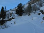 Le chemin d'été avec son panneau pour le Pas de Saxième (1803m), derrière les sapins à gauche de la photo.