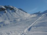On se trouve dans la combe de Saxième, avec au fond le col d'Isenau et derrière l'Oldenhorn des Diablerets.