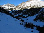 Puis on redescend vers La Molaire. Deux des skieurs vont choisir une descente directe vers le fond du vallon, de mon coté je reprends le chemin de la montée