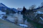 Un petit barrage sur La Sarine avec la Dent de Corjon au fond.