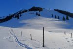 Sur la droite la montée, avec Les Plans, encore dans l'ombre