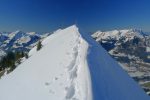 Je reviens vers la croix et mes skis